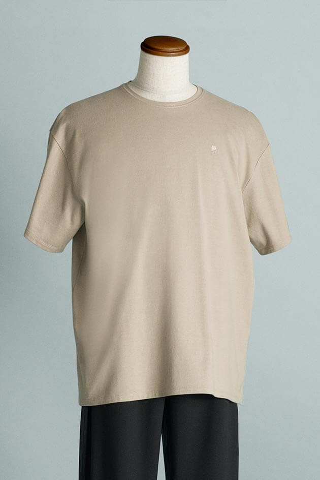 PLEATS SLEEVE TEE / BEIGE